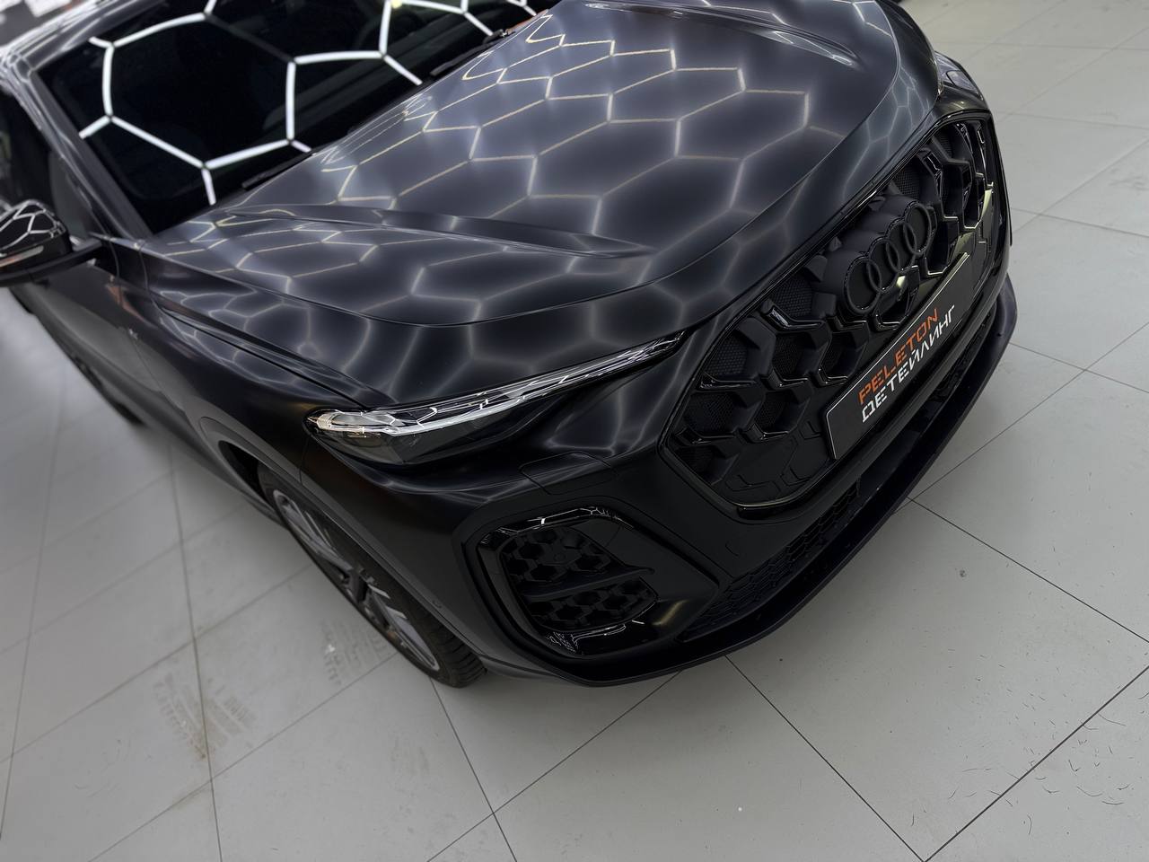 Оклейка Audi Q5 в сатиновую полиуретановую пленку 200 мкм: шелковый финиш и надежная защита